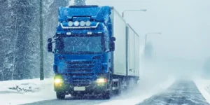 samochód ciężarowy na zaśnieżonej drodze