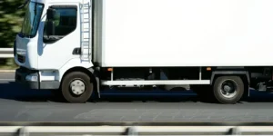 biała cieżarówka